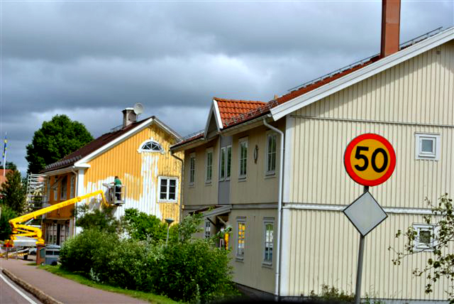 Målning av hus med skylift